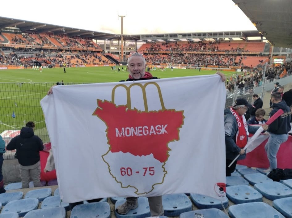 CSMonaco's tweet photo. 200 de nos 🟥⬜ étaient présents à Lorient pour le 1er faux pas de la saison. Merci à nos antennes d'être toujours présent de Sofia à Lorient ❤️🤍 #FCLASM #DagheMunegu #Partouttoujours #CSMNormandie #CSMGrandOuest @monegask60_75 #CSMMonaco https://t.co/3ENCr133cI