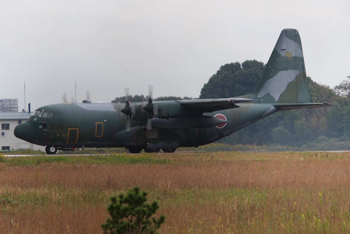 SRW0119's tweet photo. RJTL 26/10/20

飛来した2機 https://t.co/h4W8gjp2KU