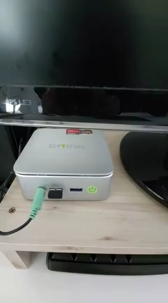 MiniPC_Club's tweet photo. It looks like an old mini PC. In tests, it proves otherwise.

GMKtec NucBox G10 specifications:

- CPU: AMD Ryzen 5 3500U, 4 cores and 8 threads, up to 3.7 GHz
- GPU: Radeon Vega 8, 8 CUs at 1200 MHz
- RAM: 16 GB DDR4-3200 dual-channel, expandable to 64 GB
- Storage: 512 GB SSD and 2x M.2 2280 PCIe Gen3x4 slots
- Video: HDMI 2.1 (4K at 60 Hz), DisplayPort 1.4, and USB-C with video support
- Network: 2.5 GbE Ethernet, WiFi 5, and Bluetooth 5.0
Dimensions: 10.3 × 9.8 × 3.2 cm

Full review:
https://t.co/4fwBouD43i