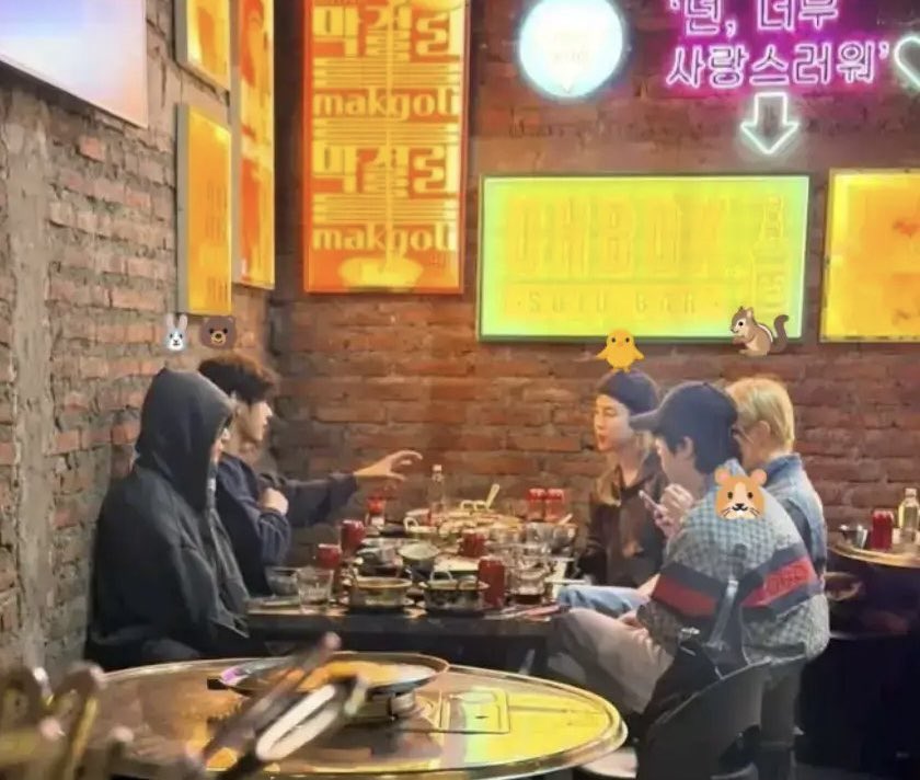 jktaeilyy's tweet photo. THE WAY TAEKOOK ARE SITTING NEXT TO EACH OTHER, JUST THE TWO OF THEM ON THE OPPOSITE SIDE FROM THE REST OF THE MEMBERS, IS MELTING ME 😭😭😭 THEY’RE ALWAYS SO CLINGY WITH EACH OTHER I CAN’T 😭😭💗💗 https://t.co/aeAe5iMfS3