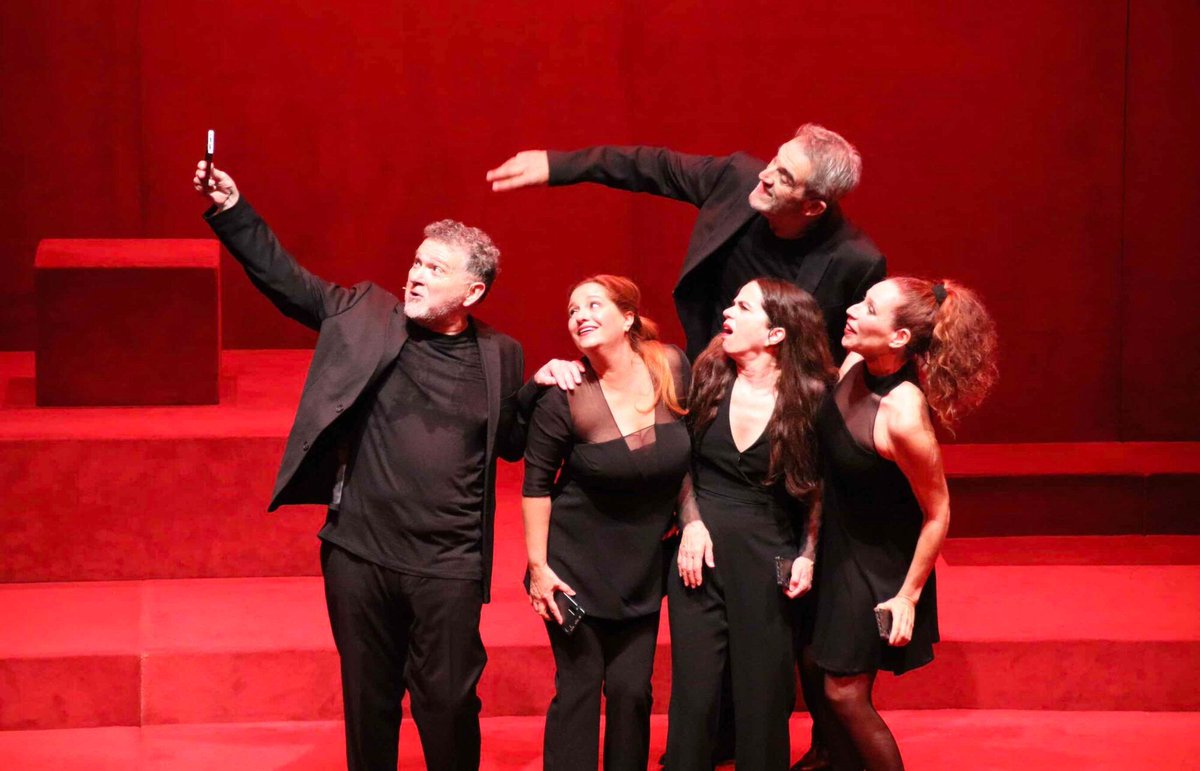 teatretalia's tweet photo. Carles Alberola (Albena Teatre): “En #Besos, el público se ríe de las desgracias porque les pasan a otros”

📰  @revistamakma 
https://t.co/Vltugp7Ptj https://t.co/hWiA7cqhuB