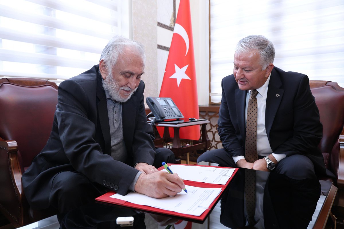 aksarayvaliligi's tweet photo. Valimiz Sayın Murat DURU başkanlığında, Eşmekaya Belediye Başkanı Sayın İsmail Hakkı GÜNEŞ, İl Millî Eğitim Müdürü Yusuf UZANTI ve hayırsever Ahmet Yaşar EŞMEKAYA'nın katılımıyla Eskil İlçemiz Eşmekaya İlkokulu bahçesine yaptırılacak "Ahmet Yaşar Eşmekaya Çok Amaçlı Salon" yapımına ilişkin protokol imzalandı.

Valimiz Sayın Murat DURU, eğitime verdiği destek ve üstlendiği hayır hizmeti dolayısıyla Ahmet Yaşar EŞMEKAYA’ya teşekkür ederek bu tür katkıların diğer hayırseverlere de örnek olmasını temenni etti.
