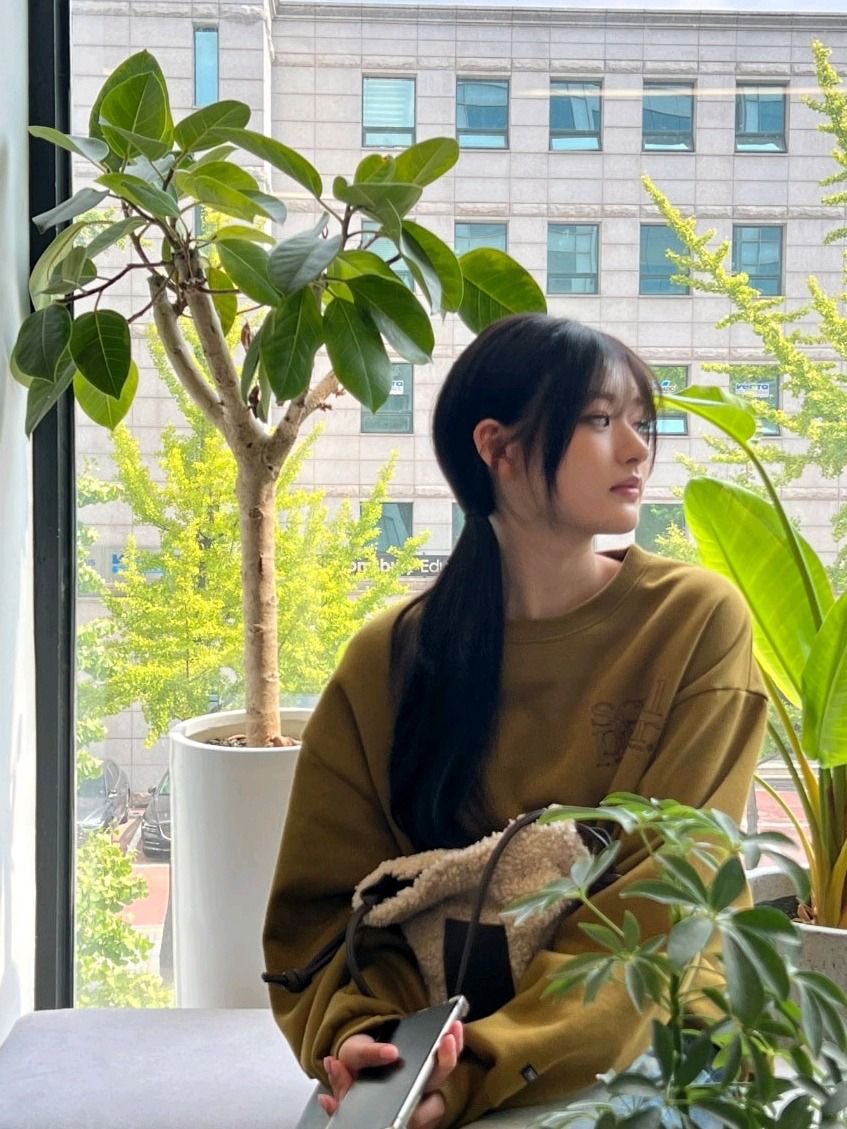 Athenyao's tweet photo. 🍀🍎 &amp;.) a glint of presence! a new leaf marks her arrival at the year’s midpoint. above, the sky stretches in a shade of blue. on her rosy cheeks, she wears a little love and a butterfly sticker. it feels so lovely to wander inside a fairytale brimming with enchanted beings. ʚଓ https://t.co/Fr4ZPmLZic