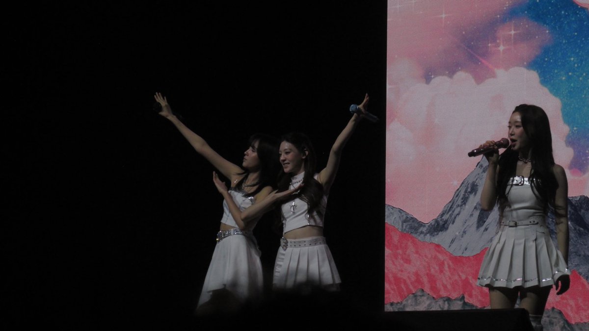 chaeslvr4l's tweet photo. Ok here’s some photos because i couldn’t be bothered putting my watermark on them #STAYC #스테이씨
#STAY_CLOSER
#2026_STAYC_FANCON_TOUR https://t.co/AAKrPHQb0h