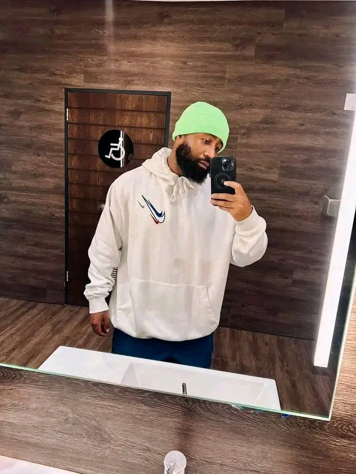 Anza_Musandiwa's tweet photo. Cassper Nyovest Helped Zola 7 When He Was Broke & Depressed & Addicted To Alcohol,Cassper Nyovest Went And Picked Zola 7 Brought Him Back To Studio & Made A Song With Him,He Paid Zola 7 R100 000  For A Feature & Gave Him 50% Royalties Of The Song,He Even Named The Song Bonginkosi And That's Zola 7's Name,The Song Became A Huge Success,Had Been Played On Radio & Tv So Much Meaning Zola 7 Received 50% Of The Royalties On Top Of The 100K He Was Paid

People Like Mamkhize Started Joining Into Helping Zola 7 & Influencers Were Even Helping Too,That's How Zola 7 Came Back In The Game,Cassper Nyovest Always Had Respect For The Legends That's Why Music Ancestors Favours Him,Zola 7 Real Fans Will Never Hate On Cassper Nyovest,Zola 7 Even Recorded A Song Called Hlengiwe Appreciating Cassper,At The Intro He Said "Ey Nyovest This One Is For You From Mzolisto" FACTSSSS!!!!!!