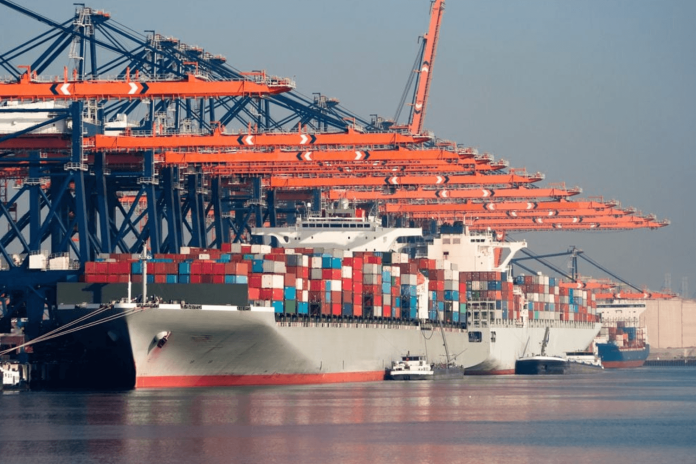 MasContainer's tweet photo. Las líneas navieras prevén cancelar 44 itinerarios entre el 19 de octubre y el 22 de noviembre de 2026 en las principales rutas #Este – #Oeste, según la última actualización del Cancelled Sailings Tracker de @DrewryShipping . https://t.co/nz3Ulo5LKe https://t.co/BWnjng76uL