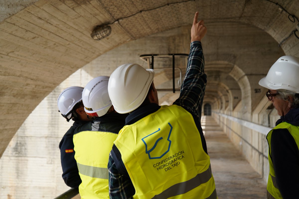 chtajo's tweet photo. 🔵 La CHT continua trabajando en las actuaciones declaradas de emergencia para reparar los daños del episodio de avenidas de enero y febrero de 2026, en la presa de Gabriel y Galán.

➡️ Debido a la aparición de filtraciones el organismo de cuenca declaró las obras de emergencia https://t.co/DWUFoQG4dk