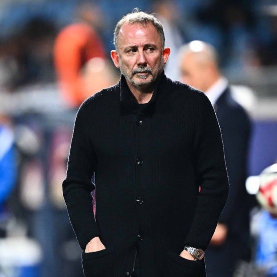 frekanstr_'s tweet photo. Fatih Altaylı:

▬ Dingildeyen Futbol Federasyonu, Türk futbolunun başına Sergen Yalçın'ı getirdi. Güldüm.

▬ Böyle başa böyle tarak. 

▬ Kumarbaz, at yarışı oyuncusu, tembel, ilgisiz, bilgisiz, futbolcuların adını dahi hatırlamayan, ligleri izlemediği çok belli birisi Milli Takımlar Teknik Direktörü oldu.

▬ Bana göre Sergen Yalçın Türk futbolunun gelmiş geçmiş en büyük yeteneğidir.

▬ Zidaneler, Platiniler, Hagiler ayarında bir futbolcuydu. Maradona ve Messi'den bir tık aşağıdaydı belki ama büyük topçuydu.

▬ Ama o zaman da lagar, o zaman da umursamaz bir adamdı. Bunu teknik direktörlüğünde de sürdürdü.

▬ Futboldaki yeteneği ile çok yukarılara çıkabilecekken o durumu idare etti, bu tavrını teknik direktörlükte de sürdürdü.

▬ Sıfır disiplin ile teknik direktörlük yapmaya çalıştı ve kendi camiasında bile 'Yeter ama' dedirtti. Ve şimdi milli takımın başında.

▬ Bir yandan tam ona göre, tembel işi. Yılda üç beş maç. Bol kazanç. Ama artık futbol öyle bir şey değil. 

▬ Bilgi akışı, istatistik, veri değerlendirme, ekip çalışması. Bunların hiç birinin Sergen'de olduğunu zannetmiyorum.

▬ Ama böyle başa böyle tarak. Böyle federasyona böyle teknik direktör. Bir anlamda tencere kapak.