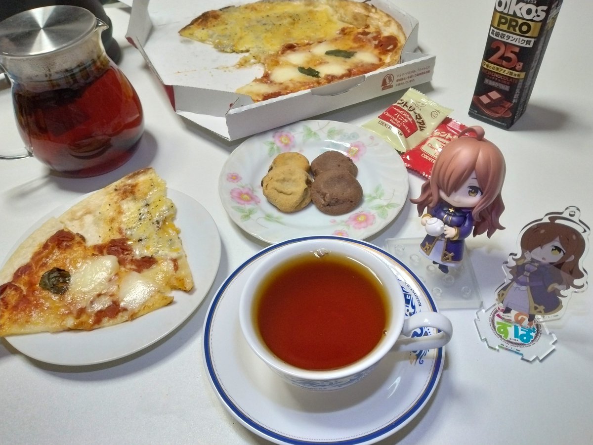 SOLOMON_DHARC's tweet photo. #ウィズのお茶会　🫖☕

今回のお茶会の品は

⬜ピザ🍕
⬜カントリーマアム🍪

本日も筋トレ🏋‍♀🏃‍♂して、帰ってお茶会🫖☕

テイクアウトのピザ🍕を買って、甘いカントリーマアム🍪とともに頂きます🎶🎵
💕(≧ω≦)💕ｳﾏｲ

ウィズにあ～んされたいです❤
💕🌸(〃ω〃)🌸💕

#ウィズ教団
#このすば https://t.co/97yIwvhk0D