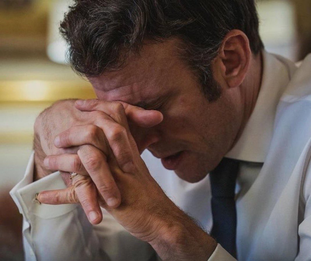 SirAfuera's tweet photo. Le média Le Parisien révèle qu’Emmanuel Macron serait "à bout de souffle." (Le Parisien) https://t.co/BeQYJ3mNcO