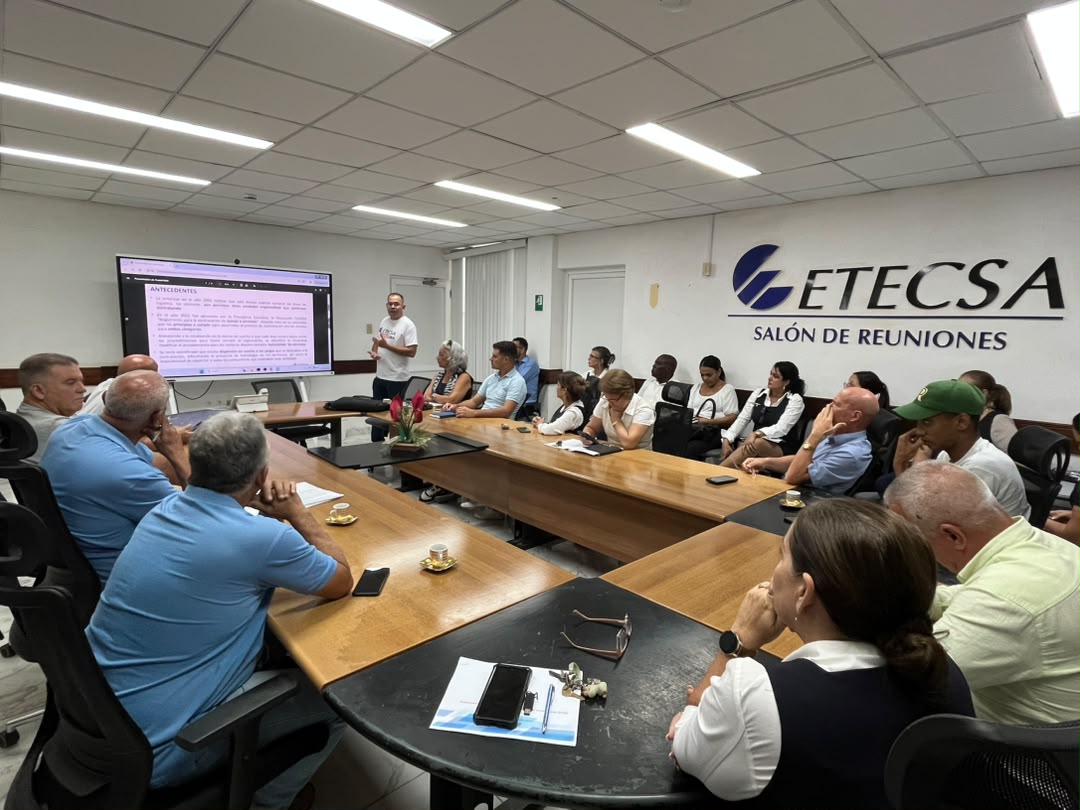 garcia_yec52416's tweet photo. Lograr una cultura contractual y de negocios, ajustada y atemperada a los momentos actuales es el objetivo principal del Grupo de Compras recientemente creado en @ETECSA_Cuba #PinardelRío; la asesoría de los compañeros de la DCNI es fundamental para llevar adelante este proceso. https://t.co/UMCp9GbDf1