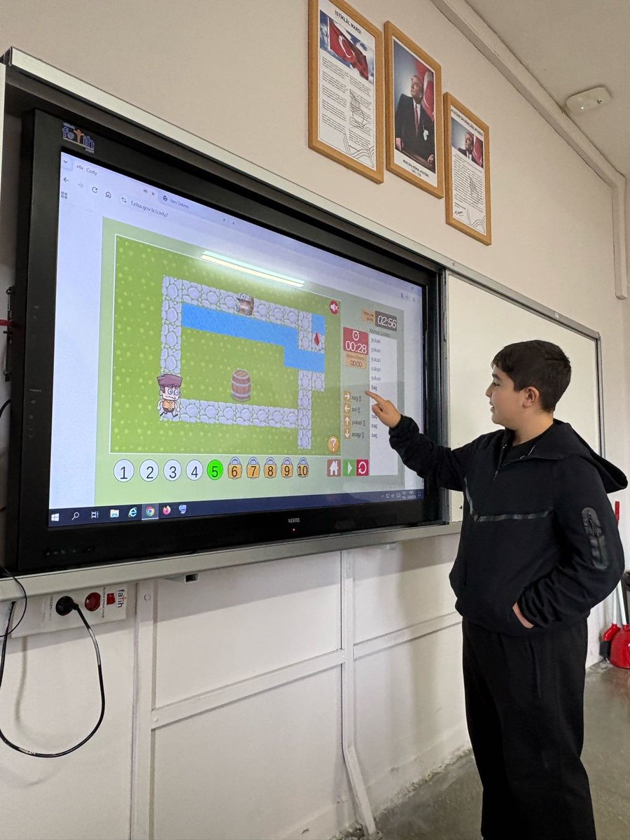 LSesal's tweet photo. Ercan Uyar ile Sınıf İçinde Kodlama Heyecanı!
CodeWeek heyecanını akıllı tahtaya taşıyoruz! Öğrencilerimiz, Cody ile birlikte hem eğleniyor hem de oyunla öğrenmenin gücünü keşfediyor.
Minik adımlar, kodlama maceralarına akıyor.
#CodeWeek
#KodlamaEğitimi
#OyunlaÖğrenme https://t.co/RLax4mSuCg