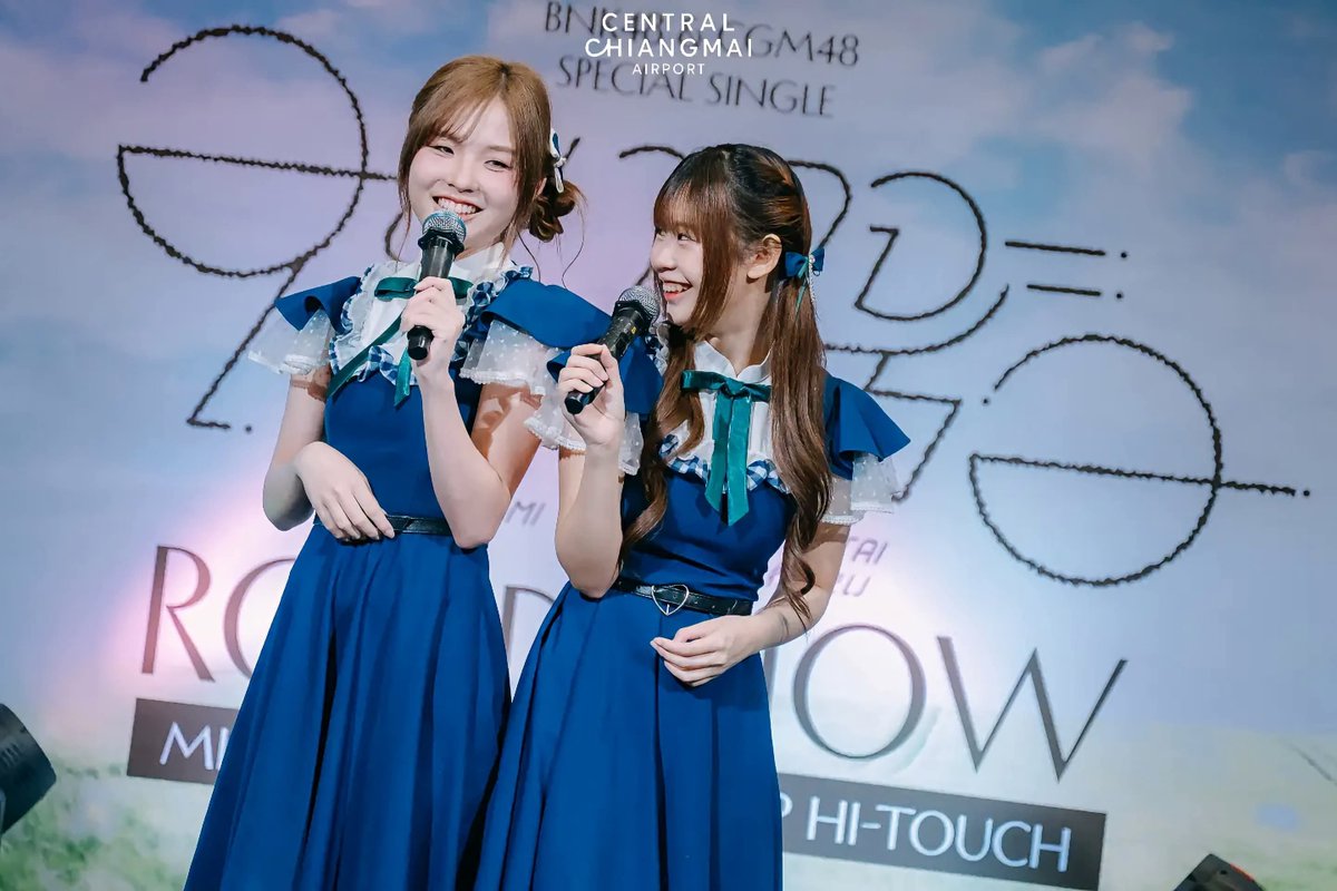 giftboxofkwan's tweet photo. 🚆☁️ เก็บภาพบรรยากาศความสนุกจากมินิคอนเสิร์ต BNK48 & CGM48 Special Single “Kimi to Doko ka e Ikitai – อยากจะไปกับเธอ” Roadshow 💖✨ #KwanCGM48 #CGM48
ขอบคุณแฟน ๆ ทุกคนที่มาร่วมสร้างความสุขและเติมเต็มความสนุกไปด้วยกัน 
(2)
#KimitoDokokaeIkitaiTH
#KimitoDokokaeIkitaiTH_Roadshow

วันที่ 18 ตุลาคม 2569 ณ ศูนย์การค้าเซ็นทรัล เชียงใหม่ แอร์พอร์ต 🎤🎶