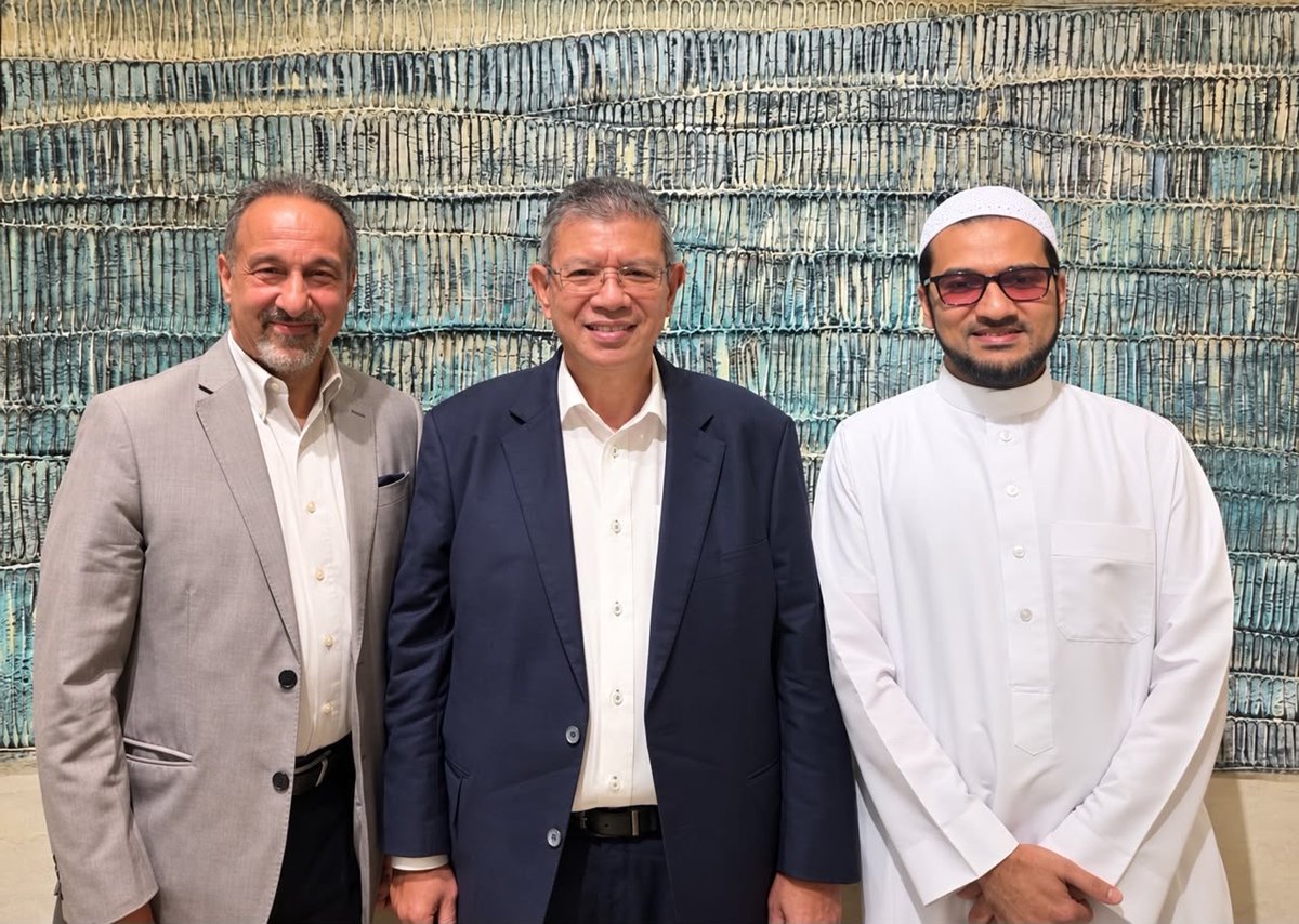 saifuddinabd's tweet photo. Bersama Dr Mehran Kamrawa  (berjaket kelabu), penulis buku 'Qatar: Small State, Big Politics' & Dr Usaama al-Azami (berjubah putih), penulis buku 'Islam and the Arab Revolution'. Kami berbincang tentang perlunya suntikan baru di kalangan negara2 Islam dalam hubungan antarabangsa dan memperkasa aplikasi syura dalam kaitannya dengan demokrasi.

#WawasanNegara
#IMsaifuddin