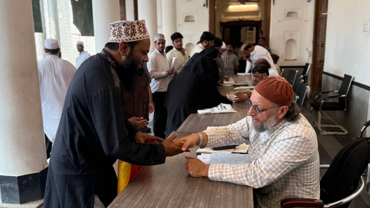 aimim_national's tweet photo. AIMIM ka markazi daftar Darussalam awaam ki khidmat ka markaz hai, jahan awaam ki awaaz ko ahmiyat di jaati hai aur unke masail sunkar unhe hal karne ki koshish ki jaati hai.

Hamesha ki tarah aaj bhi Sadr-e-Majlis Barrister @asadowaisi Sahab awaam ki khidmat mein haazir hue aur unke masaail ko suna. InshaAllah jald hi tamaam ko hal karne ki koshish ki jaayegi.
