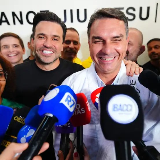 republiqueBRA's tweet photo. 🗣️ “A campanha de Flávio [Bolsonaro], via Pablo Marçal, está me chamando de nazista na última semana [da eleição]. Não me parece muito inteligente”, diz Renan Santos após o empresário afirmar que ele tem “perfil de Hitler”. https://t.co/TMnOCQVlJH