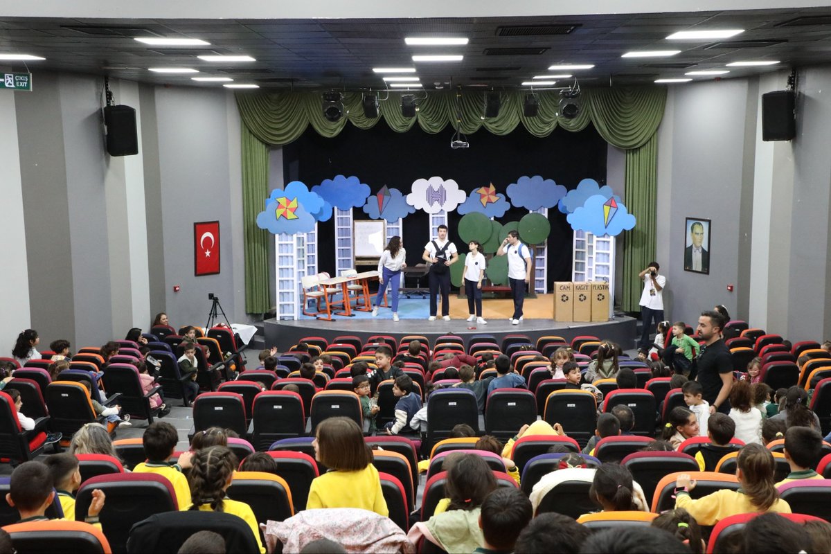 Tunceli_MEM's tweet photo. 🎭 Minik Öğrencilerimiz Tiyatro ile Buluştu

İlimizde okul öncesi ve ilkokul öğrencilerimize yönelik “Süper Kahramanlar: Dünyamızı Koruyoruz!” adlı müzikal çocuk oyunu sahnelendi.
Çevre bilinci, geri dönüşüm ve doğayı korumanın önemini eğlenceli bir dille anlatan oyun, öğrencilerimizden büyük ilgi gördü.

İl Müdürümüz Sayın Bahameddin Karaköse, tiyatro oyununu öğrencilerimizle birlikte izleyerek onların heyecanına ve mutluluğuna ortak oldu.

@tcmeb @Yusuf__Tekin @sefikaygol @BahameddinK