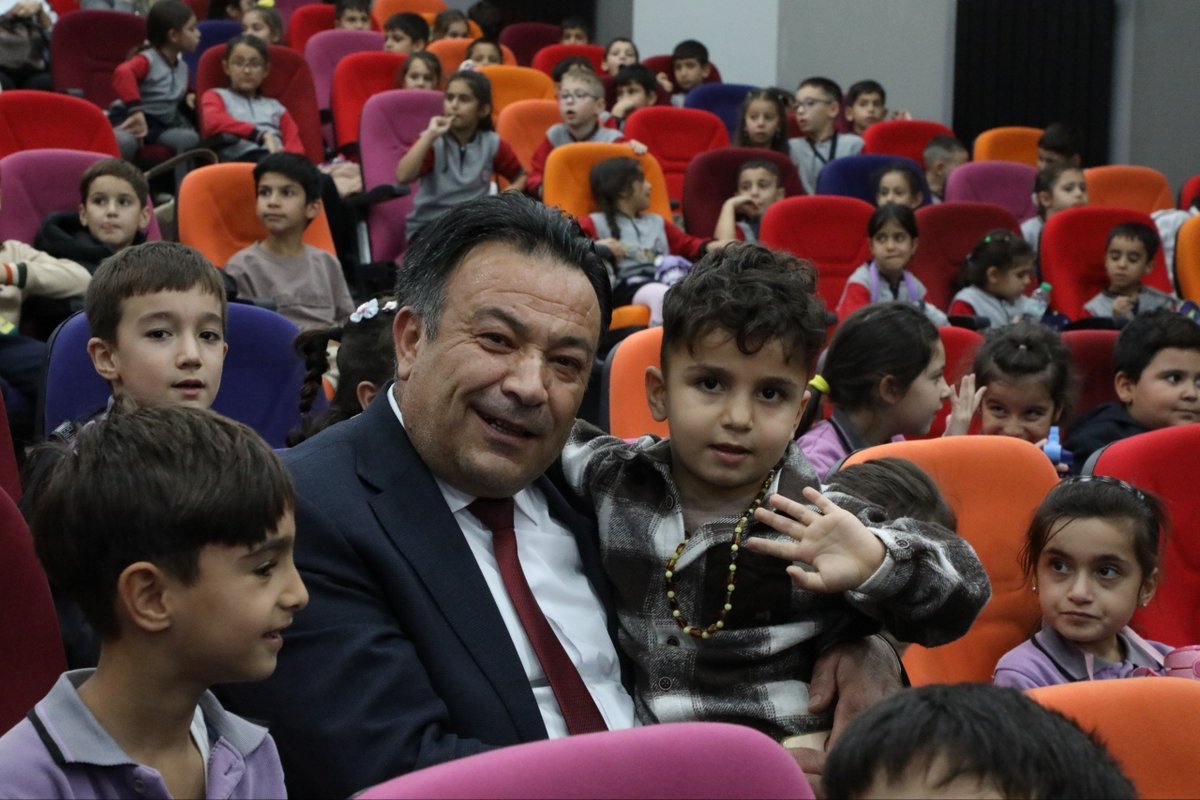 Tunceli_MEM's tweet photo. 🎭 Minik Öğrencilerimiz Tiyatro ile Buluştu

İlimizde okul öncesi ve ilkokul öğrencilerimize yönelik “Süper Kahramanlar: Dünyamızı Koruyoruz!” adlı müzikal çocuk oyunu sahnelendi.
Çevre bilinci, geri dönüşüm ve doğayı korumanın önemini eğlenceli bir dille anlatan oyun, öğrencilerimizden büyük ilgi gördü.

İl Müdürümüz Sayın Bahameddin Karaköse, tiyatro oyununu öğrencilerimizle birlikte izleyerek onların heyecanına ve mutluluğuna ortak oldu.

@tcmeb @Yusuf__Tekin @sefikaygol @BahameddinK