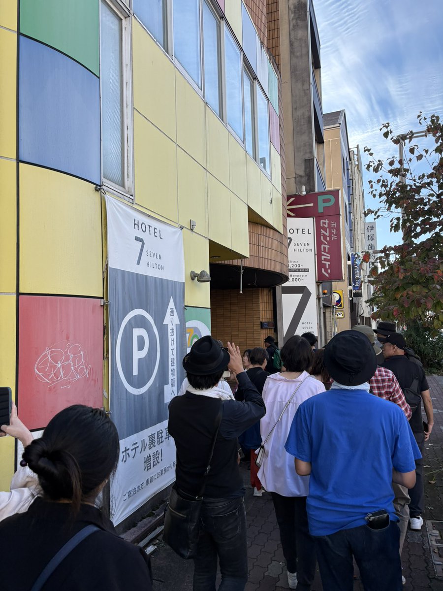 tashirodomestic's tweet photo. 廃墟ツアー　レトロピア岐阜7「昭和平成を駆け抜けた廃ラブホテル『セブンヒルトン』見学ツアーと面影上映会」

セブンヒルトンをめぐるツアー累計3回目の開催。今回も40人の定員が満員となりました。

今回は昭和ラブホテルの有識者が2人参加をしてくださいまして、これまでにない専門的知識が披露される素晴らしい会でした。感無量です。

またやっていきたいと思います。
@onitsuchi
