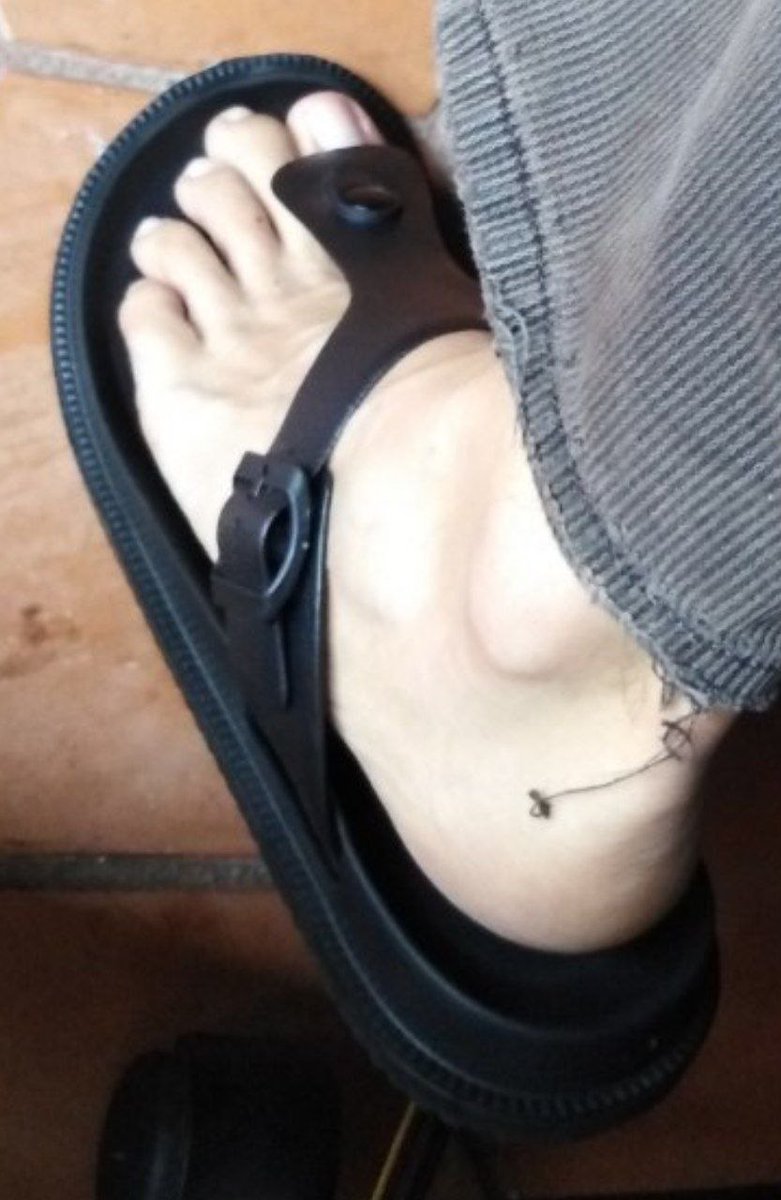 feetmodel156's tweet photo. My rubber #flipflops #sandals. #model #modeling #shoes #sandals #heels #highheels #footwear #foot #feet #barefeet #feetmodels #feetjob #feetnails #solesfeet #solesandtoes #soles #arches #archesfeet #archesandsoles #feetarches #toes #toenails #toenailspolish #toenails https://t.co/oIJs9sL1Sd