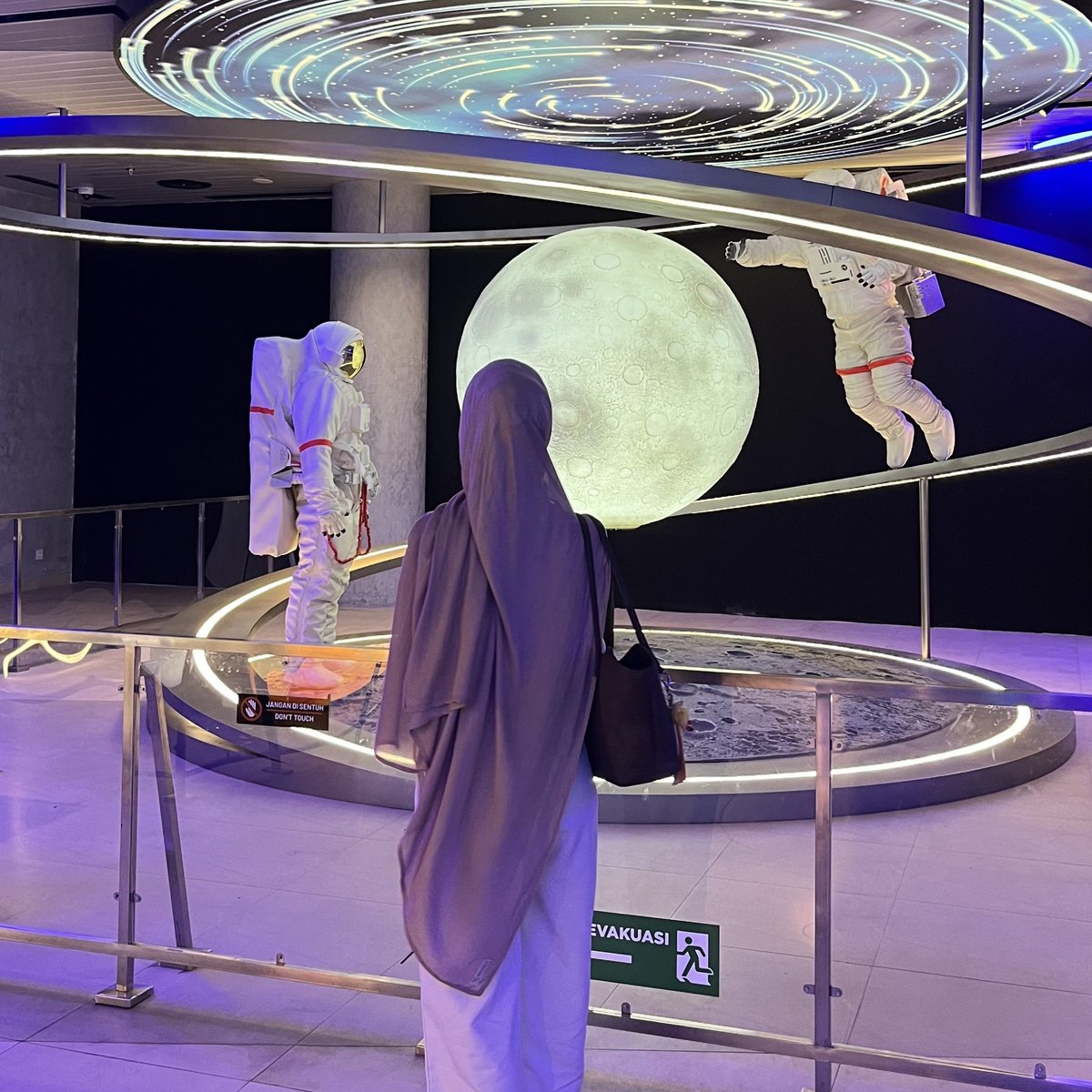 karakiriki's tweet photo. baru baru ini pake viscosenya by.nvdila dan beneran seadem ituuu. definisi jilbab nemplok gak bikin gerah. minusnya emang dia gampang bgt lecek sih typical hijab viscose 😓😓 https://t.co/8nSIxmIJEK