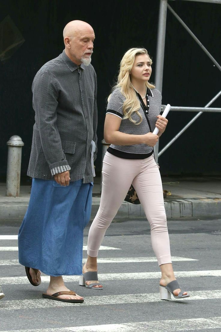 Laineytales's tweet photo. Where did he get the confidence to walk out looking like this. A court on a dress is kinda weird . https://t.co/gowUA3794D