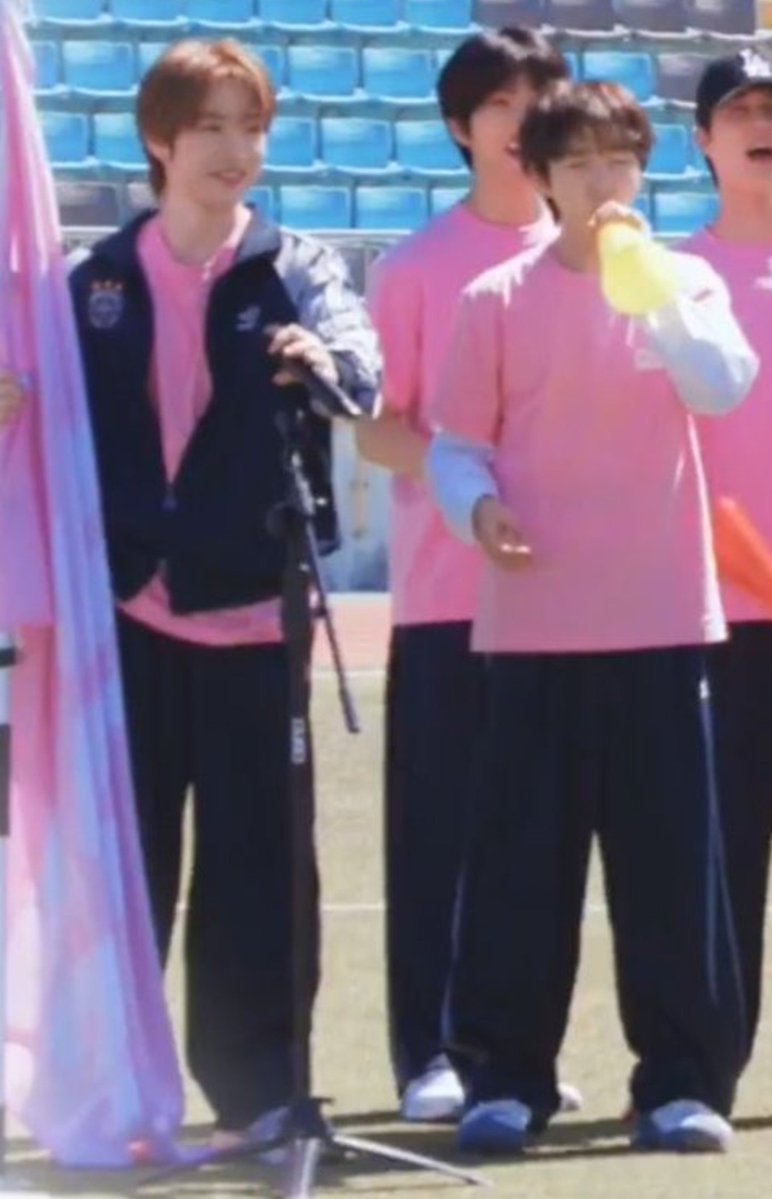shelleoveishy's tweet photo. SAKUYA.LEBIH.TINGGI.DARI.RENJUN 😭😭😭 https://t.co/3BWpGwUnt3