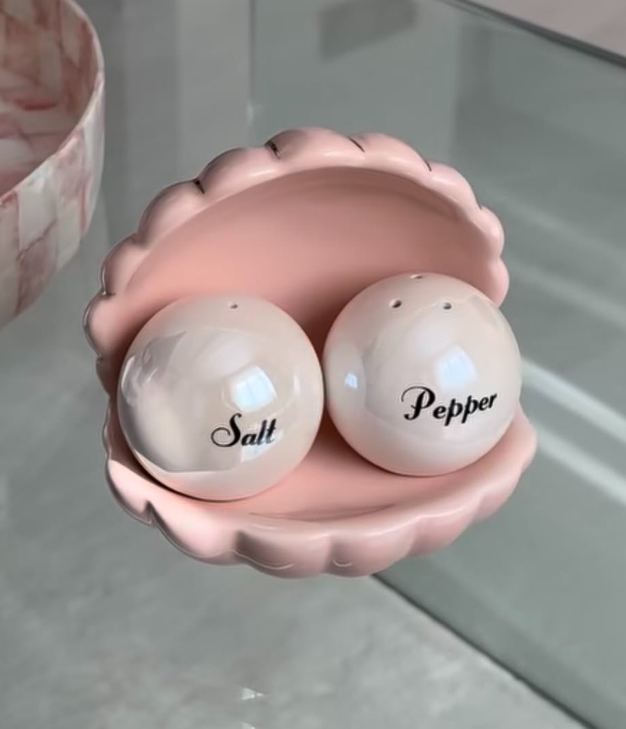 prtygal777's tweet photo. Salt and Pepper shaker https://t.co/sX6q3DVcuB