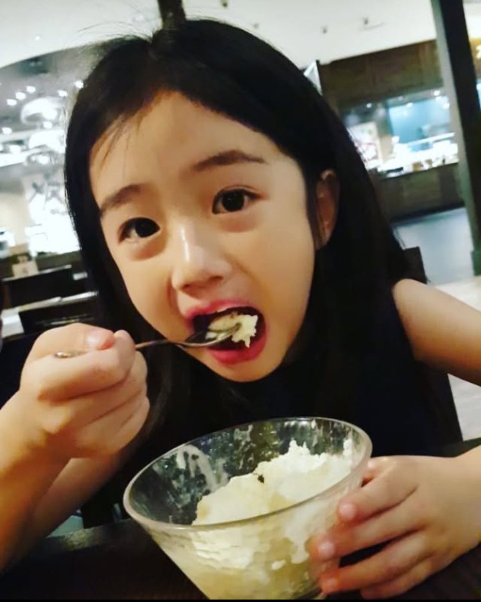 atouxe's tweet photo. 아기아윤이 정말 귀엽따아 🫳🏻🫳🏻

#아윤 #AYUNE #A2OLITE #A2O https://t.co/V00pP0bTSP