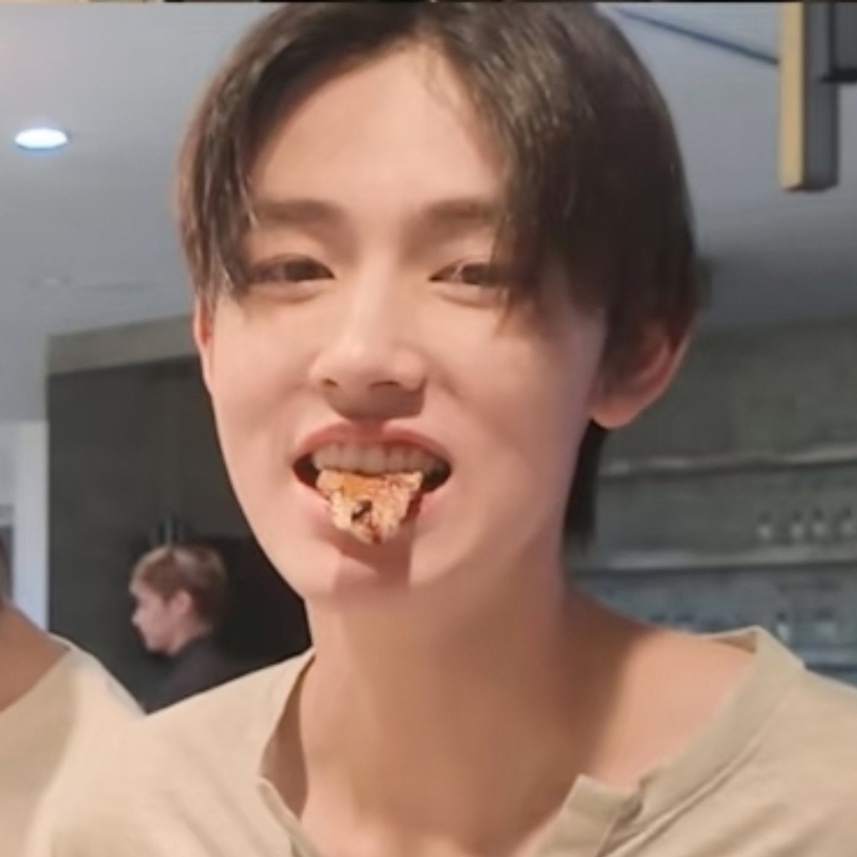 seanvrs's tweet photo. "kakak liat aku udah bisa masak sekarang, kakak mau cobain masakan aku gak?" https://t.co/bkFIEKCkDk