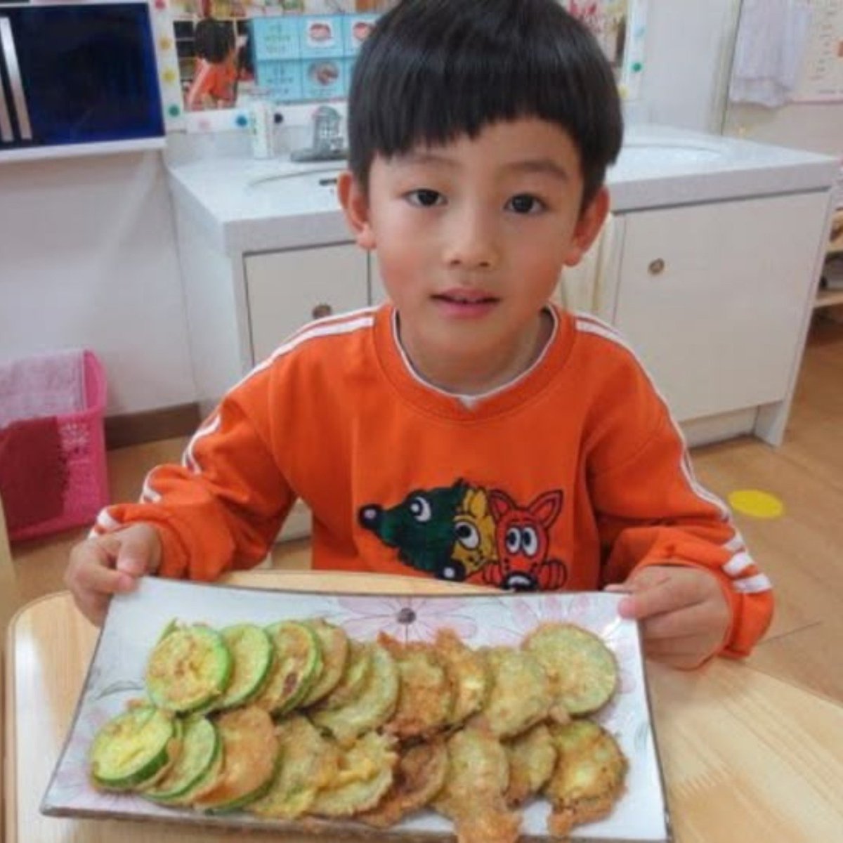 seanvrs's tweet photo. "kakak liat aku udah bisa masak sekarang, kakak mau cobain masakan aku gak?" https://t.co/bkFIEKCkDk
