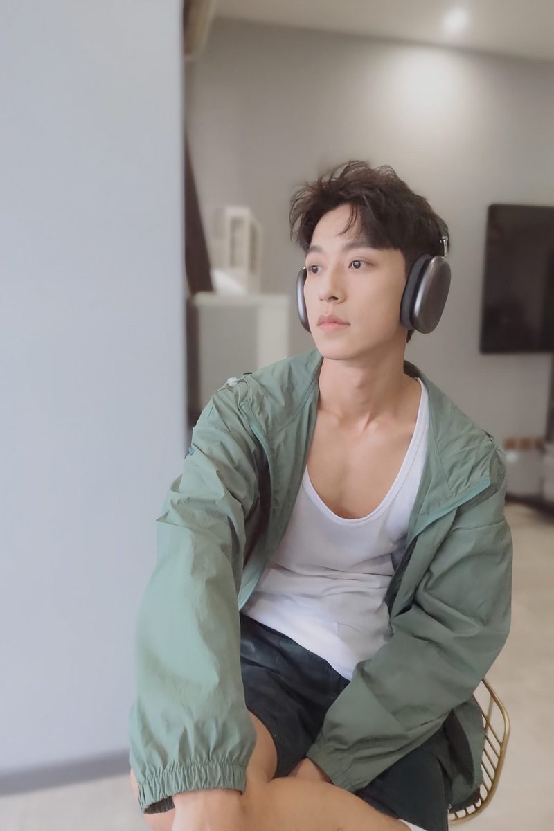 _skangie's tweet photo. Broo orang secakep ini dibilang ga memenuhi standar beauty, liat seberapa gantengnya dia https://t.co/hm7kH2U5s9