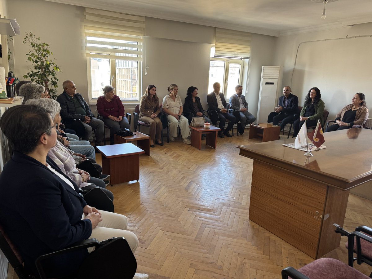 dempartiamed's tweet photo. Kadın Meclisi Sözcümüz Halide Türkoğlu, Milletvekilimiz Serhat Eren, Eş Başkanlarımız Fatime Üzül Levent ve Yunus Muratakan ile il örgütümüzün katılımıyla MED TUAY-DER ve TUHAD-FED’i ziyaret ettik.

Gerçekleştirdiğimiz ziyaretlerde dayanışma duygularımızı paylaşarak, toplumsal dayanışmanın ve ortak mücadelenin önemini vurguladık. Birlikte mücadele ederek dayanışmayı büyütmeye devam edeceğiz.