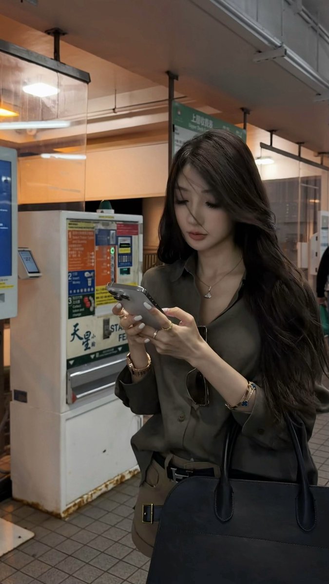 Freya9523's tweet photo. Muted sage loose shirt, warm station light snapshot, sophisticated commuter style. #commuterfit #citycandid https://t.co/WeZrnmOkQG