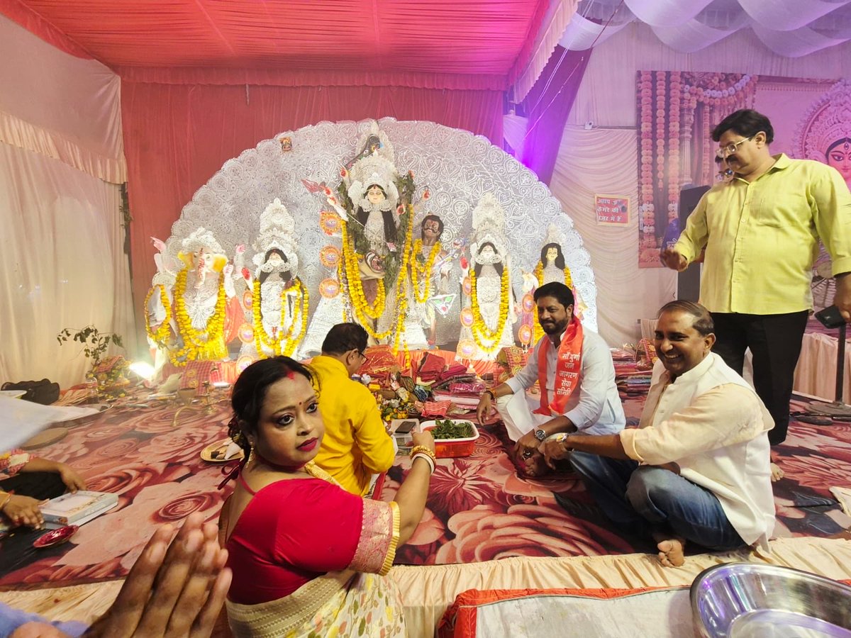 Santosh_Bjpup's tweet photo. श्री श्री शारदीय दुर्गा पूजा 2026 का आयोजन मां दुर्गा जन जागरण सेवा समिति द्वारा ओंकारेश्वर मंदिर पार्क ई-प्लाक राजाजीपुरम लखनऊ पश्चिम विधानसभा में किया गया इस शानदार व्यवस्थित पूजन कार्यक्रम के लिए श्रीमती शोमा सिन्हा जी एवं पूरी टीम को बहुत-बहुत बधाई साथ ही कुंवर ज्योति प्रसाद वार्ड  की यशस्वी पार्षद श्रीमती गौरी सांवरिया जी एवं हमारे परम प्रिय भाई शिवपाल सवारिया जी को साधुवाद कि वह जहां भी होते हैं वह कार्यक्रम शानदार हो जाता है 💐

#highlights #highlightseveryone #follower