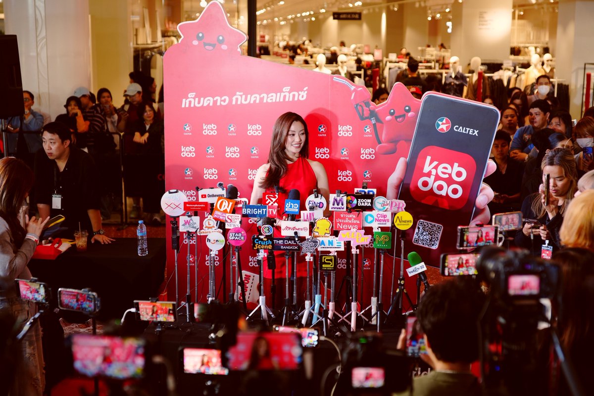 ANiceEnt's tweet photo. “หมิว ณัชชา” ร่วมสร้างประสบการณ์พิเศษ เปิดตัว “เก็บดาว” Smart Digital Platform จากคาลเท็กซ์ ชวนเก็บทุกความคุ้มค่า เชื่อม Loyalty Experience กับทุกไลฟ์สไตล์

#MiuNatsha
#Caltex #เก็บดาวกับคาลเท็กซ์
#คุ้มได้ใจลดได้เลย

​เสิร์ฟความสดใสให้เหล่ากำเบ้อแบร์ได้ฟินกันแบบจัดเต็ม สำหรับนักแสดง GL ดาวรุ่งโปรไฟล์พรีเมียมจากช่อง 3 “หมิว – ณัชชา เตชะมงคลาภิวัฒน์” ที่มาร่วมสร้างสีสันกับปรากฎการณ์ครั้งสำคัญของคาลเท็กซ์ ผู้นำธุรกิจน้ำมันเชื้อเพลิง ในงานเปิดตัว “เก็บดาว” (Kebdao) แอปพลิเคชัน Loyalty Platform ใหม่ที่พัฒนาภายใต้แนวคิดเปลี่ยนทุกการเติมน้ำมันให้เป็นความคุ้มค่า เชื่อมโยงสิทธิประโยชน์ โปรโมชั่น และเอ็กซ์คลูซีฟดีลไว้ในแอปเดียว เพื่อการใช้งานที่สะดวกและไร้รอยต่อในทุก Touchpoint ของลูกค้า ที่ตอบโจทย์ผู้บริโภคในปัจจุบัน สอดคล้องกับทิศทางการดำเนินธุรกิจของคาลเท็กซ์ที่มุ่งพัฒนาสถานีบริการให้เป็นมากกว่าจุดเติมน้ำมัน ผ่านการขยายธุรกิจ Non-Oil และการเพิ่มบริการและพันธมิตร
 
​ภายในงานเปิดตัวแอปพลิเคชัน “เก็บดาว” (Kebdao) ยังเต็มไปด้วยสีสันและโมเม้นต์มากมายผ่านกิจกรรมพิเศษจาก “หมิว – ณัชชา เตชะมงคลาภิวัฒน์” และเหล่าอินฟลูเอนเซอร์ อาทิ “ทาฆิ กวิน , เฟรนด์ พีระกฤตย์ , กุน กิตติคุณ , ไฮดี้ อมันดา” และอีกมามาย ที่มาร่วมสร้างประสบการณ์และทำกิจกรรมกับผู้ร่วมงาน พร้อมร่วมสัมผัสฟังก์ชันและสิทธิประโยชน์ของแอปพลิเคชัน “เก็บดาว” (Kebdao) ที่สะท้อนแนวคิดของคาลเท็กซ์ที่ต้องการให้ Loyalty Experience เป็นมากกว่าการสะสมคะแนน และเข้ามาเป็นส่วนหนึ่งของไลฟ์สไตล์ในทุกวัน

​“นายชาแชงค์ นานาวาติ” รองกรรมการผู้จัดการใหญ่ ด้านการพาณิชย์ บริษัท สตาร์ ปิโตรเลียม รีไฟน์นิ่ง จำกัด (มหาชน) หรือ SPRC ซึ่งมีบริษัท สตาร์ ฟูเอลส์ มาร์เก็ตติ้ง จำกัด เป็นบริษัทในเครือ และเป็นผู้ได้รับสิทธิแต่เพียงผู้เดียวในการประกอบธุรกิจน้ำมันเชื้อเพลิงภายใต้ชื่อคาลเท็กซ์ในประเทศไทย กล่าวว่า “แอปพลิเคชันเก็บดาวถือเป็นปรากฏการณ์ครั้งสำคัญของคาลเท็กซ์ในการยกระดับ Customer Experience และสร้างความสัมพันธ์กับลูกค้าในระยะยาว ผ่านการนำเทคโนโลยีดิจิทัลมาเชื่อมต่อประสบการณ์การใช้บริการในทุก Touchpoint เพื่อสร้าง Loyalty Experience ที่มากกว่าการสะสมคะแนน พร้อมให้ลูกค้าค้นพบสิทธิประโยชน์และประสบการณ์ใหม่ ๆ ของคาลเท็กซ์ได้อย่างสะดวก”

​“หมิว – ณัชชา เตชะมงคลาภิวัฒน์” กล่าวว่า “วันนี้หมิวดีใจมากๆ เลยค่ะ ที่ได้มาร่วมสร้างประสบการณ์พิเศษในงานเปิดตัวแอปพลิเคชันเก็บดาวของคาลเท็กซ์ รู้สึกว่าเป็นอีกหนึ่งแอปพลิเคชันที่ตอบโจทย์ลูกค้าของคาลเท็กซ์มากๆ เพราะทุกการเติมน้ำมัน เราจะได้มากกว่าการเติมน้ำมัน เราสามารถสะสมดาวเพื่อนำไปแลกเป็นคูปองส่วนลด และยังนำไปแลกเป็นของรางวัล รวมถึงยังมีสิทธิประโยชน์อีกเพียบเลย ใครที่ใช้รถและใช้บริการสถานีเติมน้ำมันของคาลเท็กซ์ ก็อย่าลืมดาวน์โหลดแอปพลิเคชัน เก็บดาว แล้วมาร่วมเก็บดาวสร้างประสบการณ์ใหม่ๆ ไปด้วยกันนะคะ”
 
​สำหรับสมาชิกเดิม สามารถสมัครสมาชิกบนแอปฯ เก็บดาว โดยใช้หมายเลขโทรศัพท์เดียวกับที่ลงทะเบียนไว้ และโอนคะแนนสะสมที่มีสิทธิ์ตามเงื่อนไขของบริษัทฯ ขณะที่สมาชิกใหม่สามารถสะสม “ดาว” จากการเติมน้ำมันทุก 1 ลิตร รับดาว 1 ดวง สำหรับน้ำมันทุกประเภท โดย 8 ดวง แลกรับส่วนลดน้ำมัน 1 บาท หรือแลกรับคูปองส่วนลด ของรางวัล และสิทธิประโยชน์จากคาลเท็กซ์และพันธมิตร รวมถึง Co-promotion และเอ็กซ์คลูซีฟดีลต่าง ๆ ดาวน์โหลดแอปฯ ค้นหาคำว่า “เก็บดาว” หรือ “Kebdao” ได้แล้ววันนี้ผ่าน Apple App Store และ Google Play Store
ติดตามข้อมูลข่าวสารและกิจกรรมอื่นๆ ได้ทาง Facebook: Caltex Thailand LINE Official @Caltex และ https://t.co/Mcd6bmpsA0

🔗https://t.co/7qSxAkhGhN

[คลิปสัมภาษณ์] "หมิว ณัชชา" ในงาน CALTEX (คาลเท็กซ์) เปิดตัว “เก็บดาว” (Kebdao) แอปพลิเคชั่น Loyalty Platform ใหม่ เปิดประสบการณ์ดิจิทัลไลฟ์เต็มรูปแบบ
🔗https://t.co/J6EYE3bAhk

[คลิปสัมภาษณ์] "ทาฆิ กวิน - เฟรนด์ พีระกฤตย์" ในงาน CALTEX (คาลเท็กซ์) เปิดตัว “เก็บดาว” (Kebdao) แอปพลิเคชั่น Loyalty Platform ใหม่ เปิดประสบการณ์ดิจิทัลไลฟ์เต็มรูปแบบ
🔗https://t.co/blQGP0yrg4