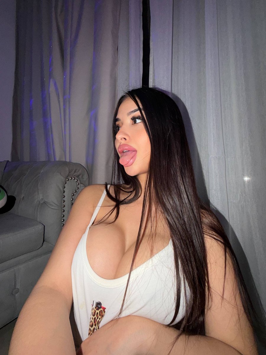 bunnychiaraa's tweet photo. Eyes up, focus on me ;) https://t.co/43QgXh2OAc