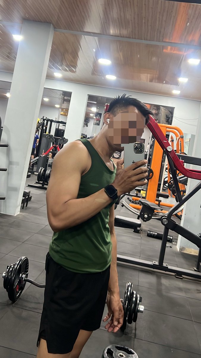 flatwhite996's tweet photo. Mas izin latihan dulu ya 
Hari ini latihan chest
Pov: pap ke ayank dulu

#makassar to #kalimantan https://t.co/XdsRaM5ySq