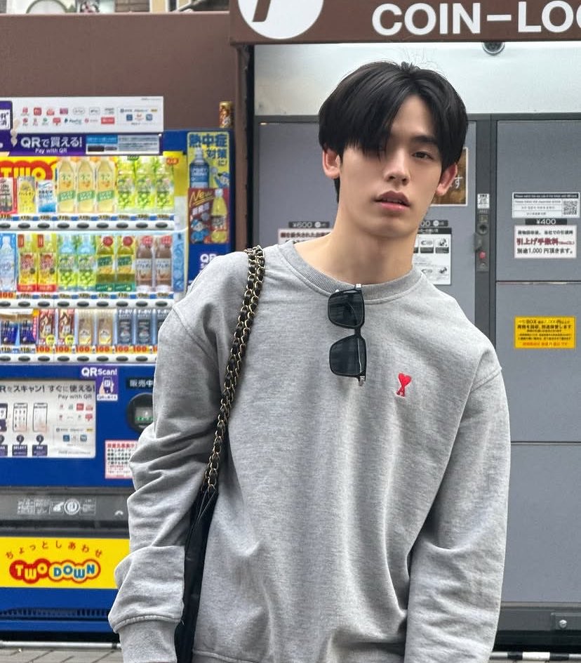 twnpeep's tweet photo. สิ่งนึงที่ชอบในแฟชั่นของน้องป๋อมาก ๆ คือกระเป๋าสะพายข้าง 💘ㅅ💘 เอาจิงไม่ค่อยจะมีโอกาสเห็นผู้ชายสะพายกระเป๋าแนวนี้เท่าไหร่แต่พอน้องป๋อหยิบมาใส่คือทั้งหล่อทั้งน่ารักง่ะ แบบยูนิเซ้กจิงจิง https://t.co/01AGyC4Lki