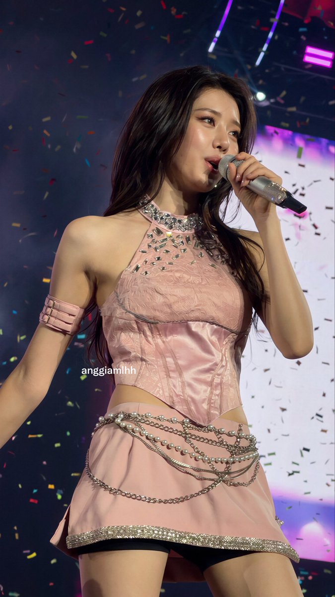 anggiamlhh's tweet photo. RORA WITH CONFETTI✨🩷🫶🏻🎉
Unreal banget ini soulmate gweh😭🥹

#RORA #BABYMONSTER #로라 #베이비몬스터 https://t.co/zLekQ3uVCL