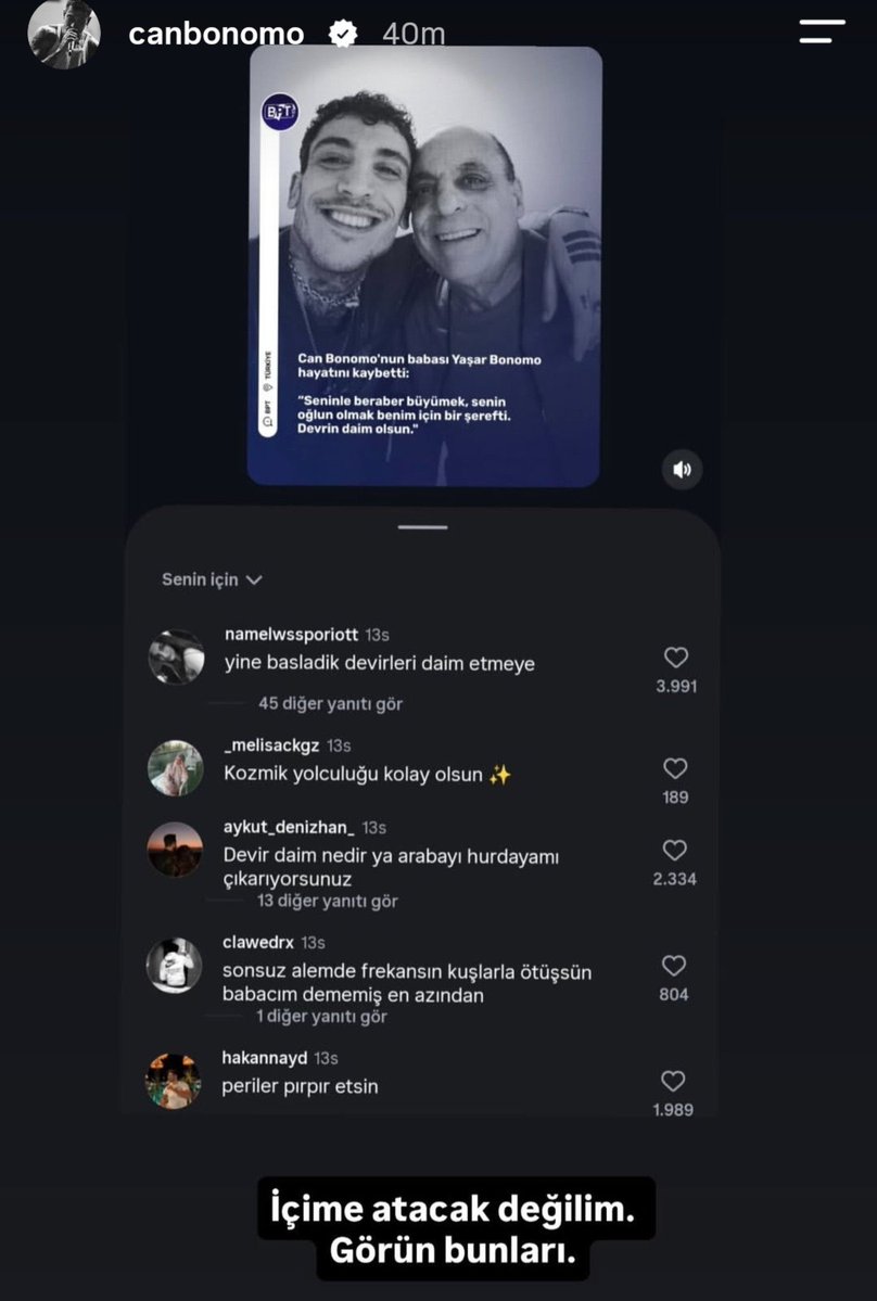 metinkaratas58's tweet photo. Can Bonomo’ ya bravo.

Can Bonomo, yaşamını yitiren babası Yaşar Bonomo'nun ardından kullandığı "Devrin daim olsun" sözüyle dalga geçenlere tepki gösterdi ve şöyle yazdı;

"Bir kültürün kavramlarına yabancı olmak son derece doğaldır. Ancak bir ifadenin anlamını bilmemekle, o ifadeyi kendi sınırlı bilgi dünyamız üzerinden değersizleştirmek arasında ciddi bir fark vardır"

"Devri daim olsun" yalnızca bir temenni değil, yüzyılların tasavvufi düşüncesini ve Alevi-Bektaşi geleneğinin varoluşa bakışını taşıyan bir ifadedir.

Tasavvufta "devir" kavramı, varlığın Hak'tan gelip yine Hakk'a dönüşünü açıklayan köklü bir anlayışa dayanır. Bu düşüncede varoluş, yalnızca doğumla başlayıp ölümle sonlanan doğrusal bir süreç olarak ele alınmaz. Varlığın kaynağından zuhur etmesi, farklı mertebelerden geçmesi ve nihayetinde aslına yönelmesi, manevi bir yolculuk olarak yorumlanır. Bu anlayış, tasavvuf edebiyatında "devriyye" adı verilen şiirlerle de yüzyıllar boyunca işlenmiştir.

Alevi-Bektaşi öğretisinde ise ölüm, yalnızca biyolojik yaşamın sona ermesiyle açıklanmaz. "Hakk'a yürümek", "don değiştirmek" ve "devri daim olmak gibi ifadeler; canın sürekliliğine, varlığın dönüşümüne ve insanın geldiği öze yönelişine ilişkin inançlarla bağlantılıdır. Elbette bu kavramların yorumlanışı gelenekler arasında farklılık gösterebilir.

Bu nedenle "devri daim olsun" sözü, sıradan bir kelime birleşiminden çok daha fazlasıdır. İçinde bir inanç dünyası, kültürel hafıza, varoluş felsefesi ve insana duyulan saygıyı barındırır.

Bir kültürün kavramlarına yabancı olmak son derece doğaldır. Ancak bir ifadenin anlamını bilmemekle, o ifadeyi kendi sınırlı bilgi dünyamız üzerinden değersizleştirmek arasında ciddi bir fark vardır.

Kültürel çoğulculuk yalnızca farklı kimliklerin varlığını kabul etmek değildir; o kimliklerin dünyayı anlamlandırma biçimlerine de saygı duyabilmektir.

Çünkü bazen birkaç kelimenin ardında yüzyılların düşünsel birikimi vardır. Ve insanın bilmediği her şey, anlamsız değildir. Can Bonomo

Yaşar Bonomo canımızın “Devri daim olsun”. Aşk ile..
#canbonomo