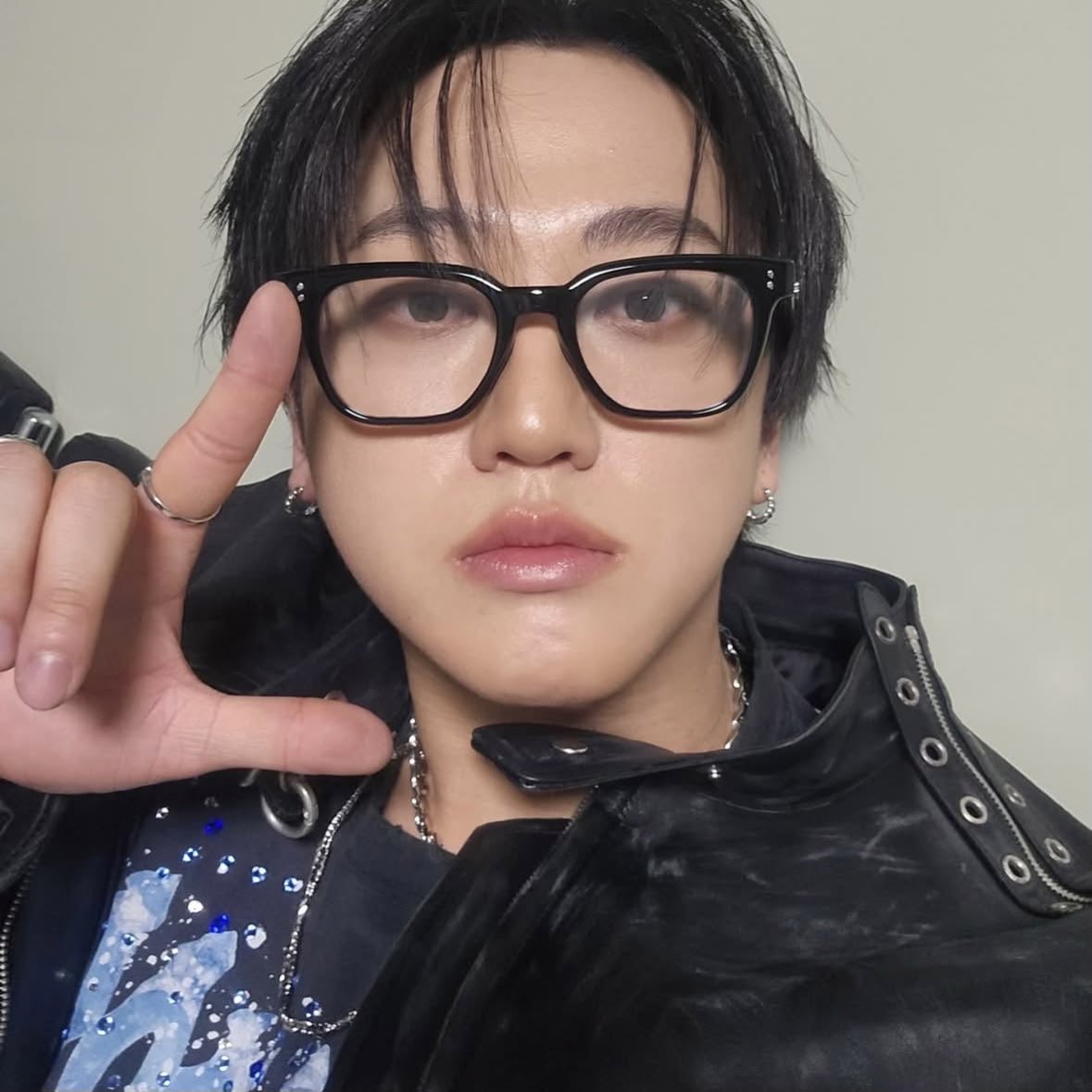 tim1ibitez's tweet photo. Cada que sacan una pc de Changbin con lentes así un ángel recupera sus alas 🙏🏻 https://t.co/YhVYb1wW8t