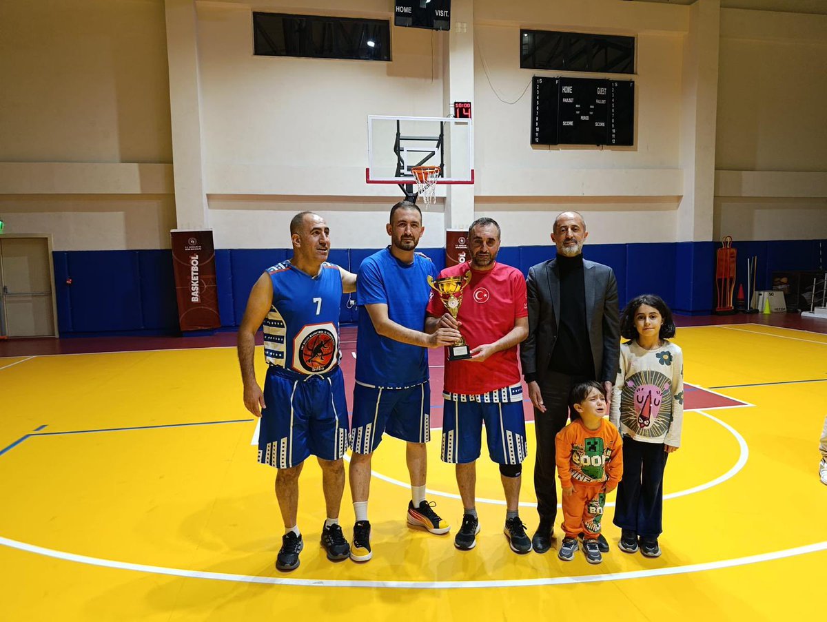 GSB_Bitlis's tweet photo. 🏀4. Kamu Spor Oyunları 3x3 Basketbol müsabakaları tamamlandı!

🥇 Gençlik ve Spor İl Müdürlüğü
🥈 Tatvan Millî Eğitim
🥉 Çevre, Şehircilik Müdürlüğü
4️⃣ Bitlis Valiliği

Müsabakalara katılım sağlayan tüm kurumlarımıza teşekkür ediyor, dereceye giren takımlarımızı tebrik ediyoruz. https://t.co/5WpuWDC0Zn