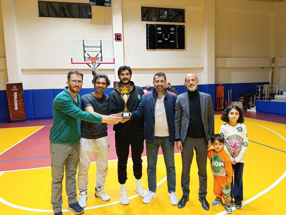 GSB_Bitlis's tweet photo. 🏀4. Kamu Spor Oyunları 3x3 Basketbol müsabakaları tamamlandı!

🥇 Gençlik ve Spor İl Müdürlüğü
🥈 Tatvan Millî Eğitim
🥉 Çevre, Şehircilik Müdürlüğü
4️⃣ Bitlis Valiliği

Müsabakalara katılım sağlayan tüm kurumlarımıza teşekkür ediyor, dereceye giren takımlarımızı tebrik ediyoruz. https://t.co/5WpuWDC0Zn