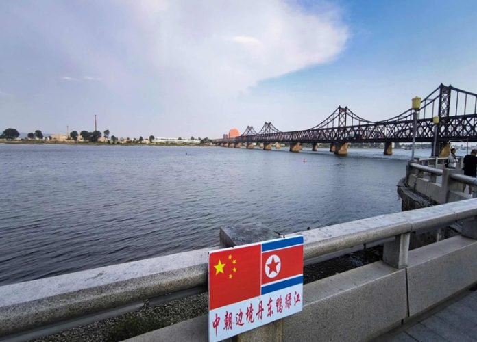 MasContainer's tweet photo. Después de más de una década de espera, #China y #CoreadelNorte inauguraron el nuevo puente sobre el río Yalu, una infraestructura de 3 kilómetros que conecta la ciudad china de Dandong con Sinuiju, en territorio norcoreano. https://t.co/zp2SRQxHsO https://t.co/zntkXSKs68