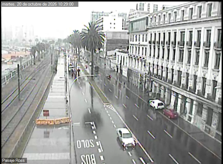 TTIValparaiso's tweet photo. Ahora (10:31) Precipitaciones en la comuna de #Valparaíso, mantienen calles mojadas y resbaladizas, con lo que se dificultan las maniobras de conducción y aumenta el riesgo de siniestros viales. Conduce a la defensiva, conserva luces encendidas y distancia con otros vehículos https://t.co/gP7VL9DLoz