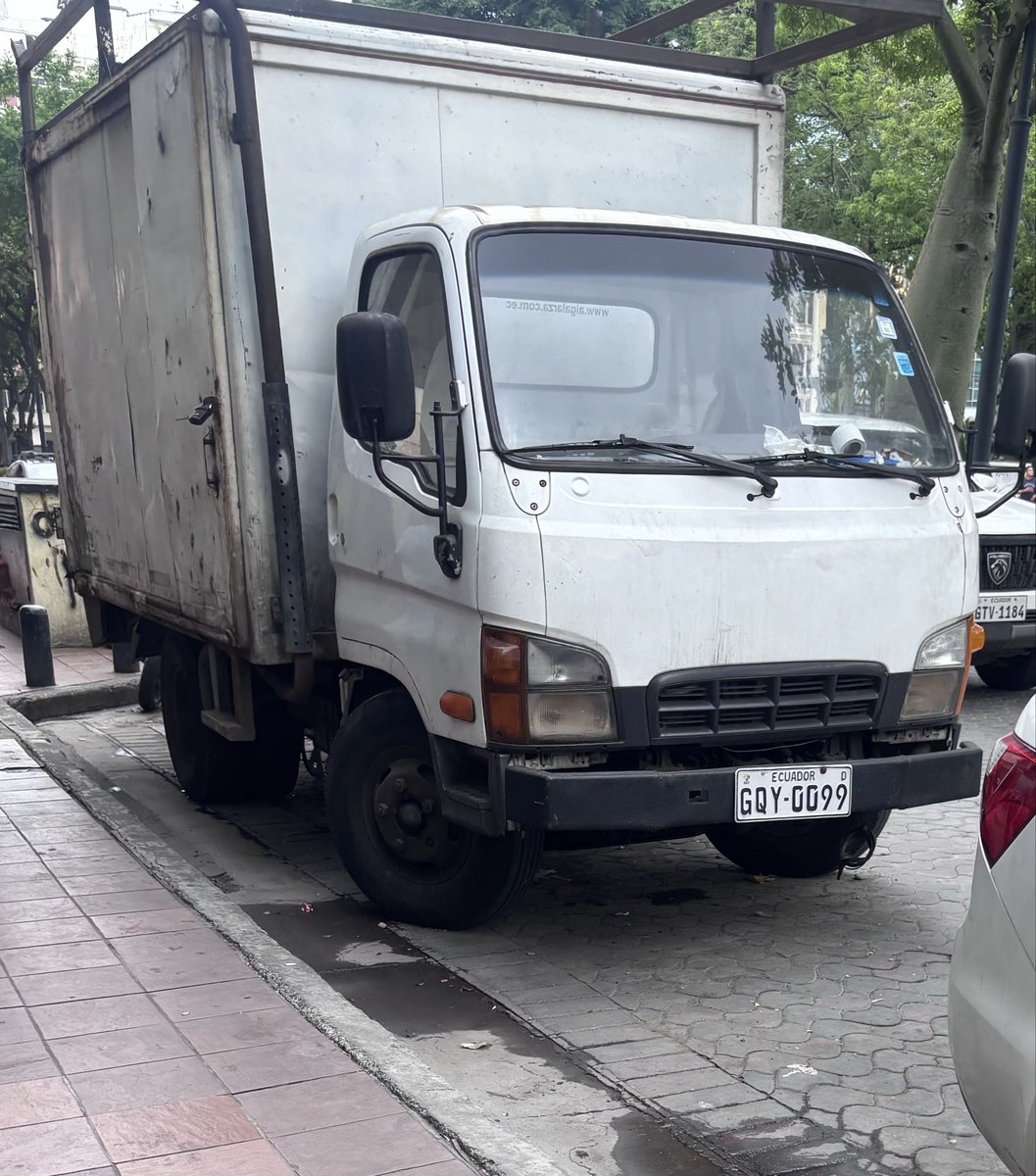 Guayaquilsinle2's tweet photo. DENUNCIA: moradores del sector de Velez entre 6 de marzo y Lorenzo de Garaycoa, ( afuera de cooperativa CACME) reportan que han dejado abandonado un camión lleva 15 días y nadie lo ha movido sospechan, que puede ser robado y lo abandonaron ahí  @181Responde @segura_ep https://t.co/n1S76CB5vc