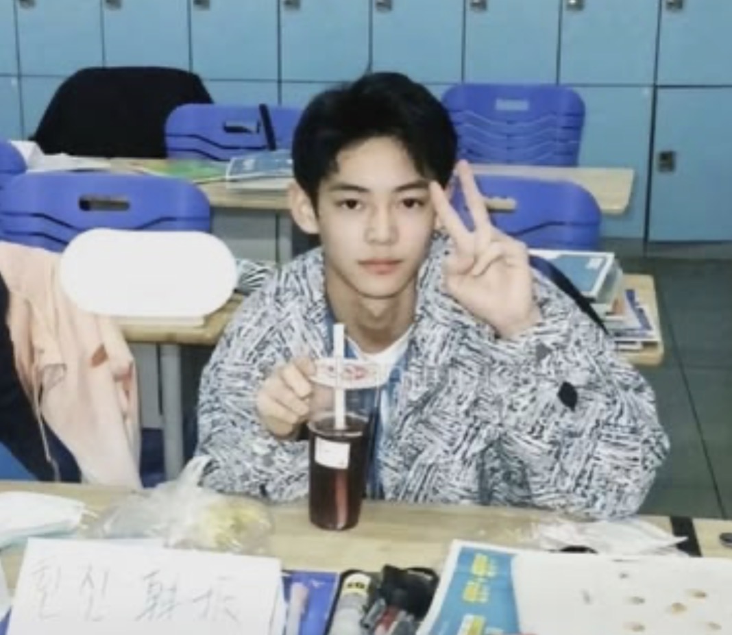 haplalmon's tweet photo. 데뷔전까지만해도 무서울정도로 
개까리하게 생겼는데
데뷔하고나니까 키라키라아이돌된거
걍ㅈㄴ다른사람같음 https://t.co/nibi6a8dnX