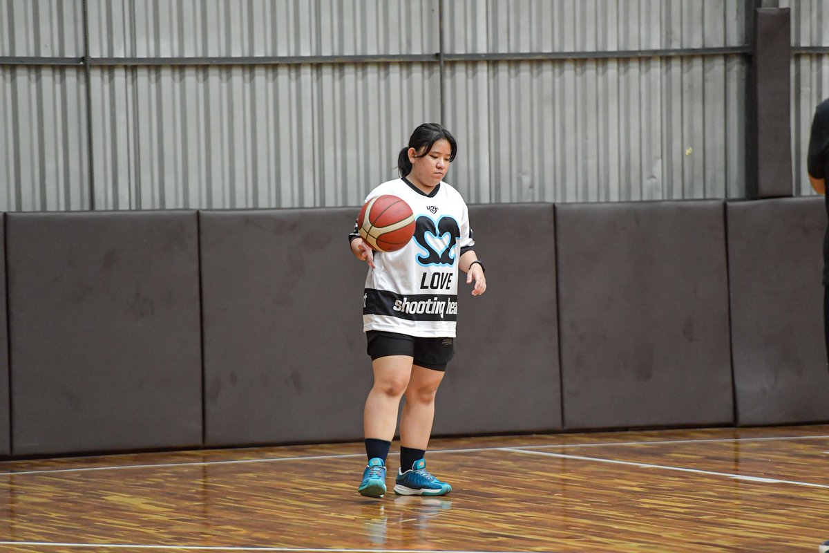 randomhoomann's tweet photo. Siap nimpuk bola ke haters Carmen 😠
idol nya 🏒 🎤🎶                          fangirl nya🏀 https://t.co/JjX6KaRLKd