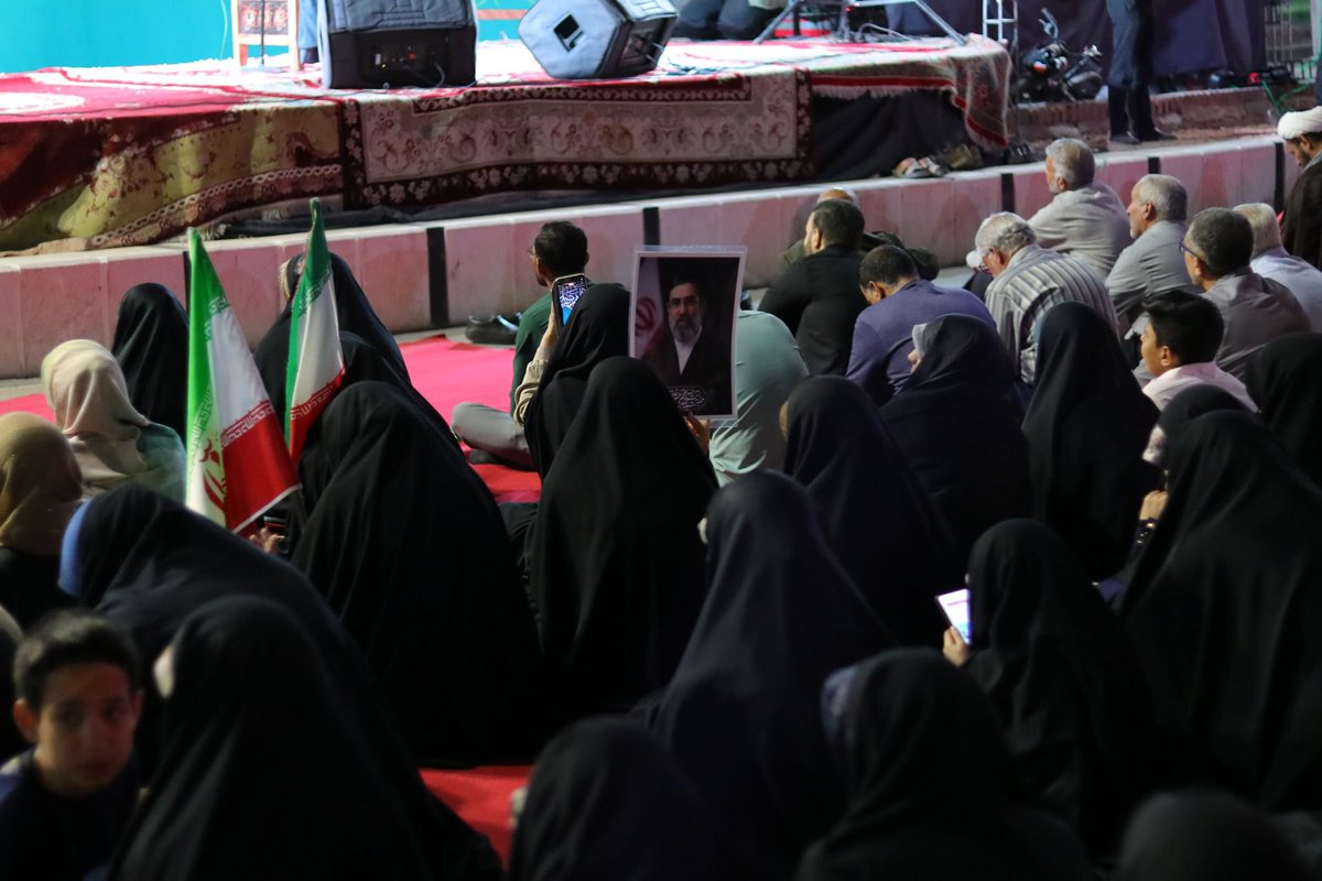 ssrrr16500's tweet photo. سنگر خیابان را حفظ می‌کنیم برای اینکه خیابان خانه مشترک آرزوهای ماست و هر قدم روایت تازه‌ای از بودن ماست https://t.co/KdmtTxfHWn